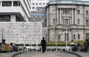 日銀が大規模緩和の継続決定、増税の反動減「次第に和らぐ」