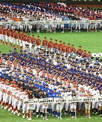 第８５回都市対抗野球:「天高く羽ばたき勝利を」 フェニックス、松山空港で出発式 ／愛媛