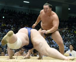 遠藤が大砂嵐を得意の上手投げ！全勝は白鵬のみ／名古屋場所