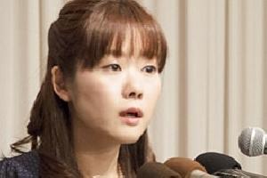 小保方氏「実験に支障」ＮＨＫ追跡で右手にけが 2014年07月24日 23時15分