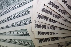 ドル小動き、月末の実需で売買がきっ抗