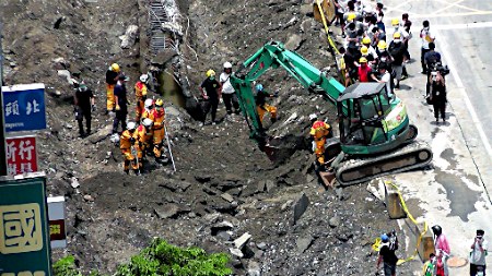 爆発事故の死者２８人に＝台湾