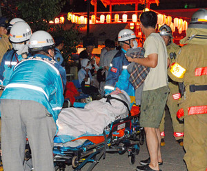 亀戸天神、夏祭り騒然 模擬店でボンベ爆発