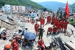 中国・雲南省地震:貧しい村、消えた レンガ、土壁、鉄筋なし 耐震化、置き去りにされ