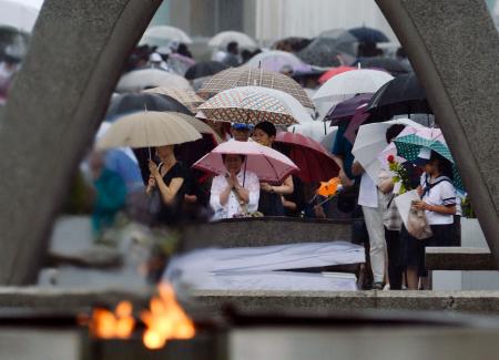 広島原爆の日:８月６日午前８時１５分「いつも重く感じる」 奈良市役所「平和の鐘」 ／奈良