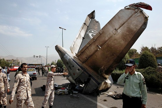 テヘランの空港で旅客機が墜落、少なくとも３９人死亡
