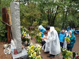 日航機事故:追悼ろうそく５２０本 御巣鷹の尾根慰霊の園