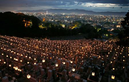 京都・大谷祖廟で万灯会 先祖しのぶ