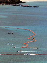 【辺野古沖にブイ設置】時代に逆行する愚行だ