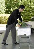 安倍首相、終戦から６９年「平和への誓い」強調