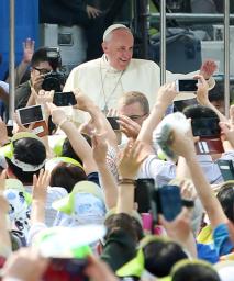ローマ法王、ソウルで列福式 厳重警備１００万人参加か
