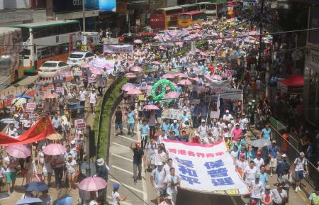 親中派が動員かけ大規模デモ、香港民主派に圧力 2014年08月17日 19時42分