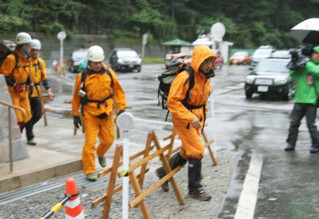 北アルプス遭難事故 2人発見するが近寄れず
