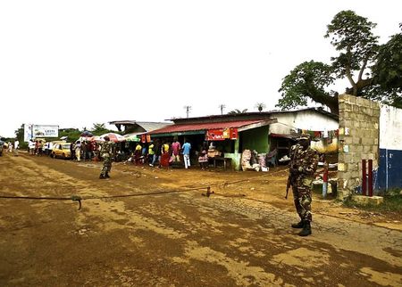 エボラ熱隔離施設に襲撃、患者逃げ出す リベリア