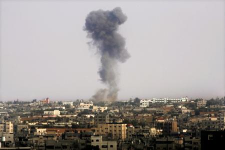イスラエルとハマスが攻撃再開 ガザ、空爆で２１人死亡