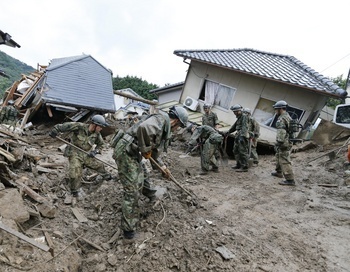 強雨で中断の捜索再開＝不明５２人に、広島土砂災害—大雨警報、二次災害に警戒
