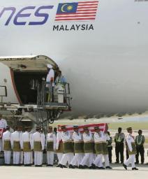 マレーシア機撃墜:マレーシア人２０遺体、母国に