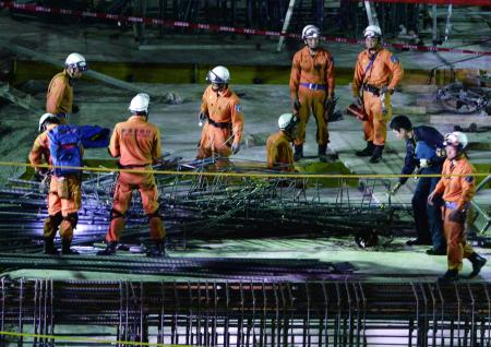 建設資材倒れ３人下敷き、２人死亡 東京・江戸川