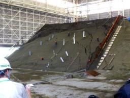 防災研が斜面崩壊実験 土砂崩れのメカニズム解明へ