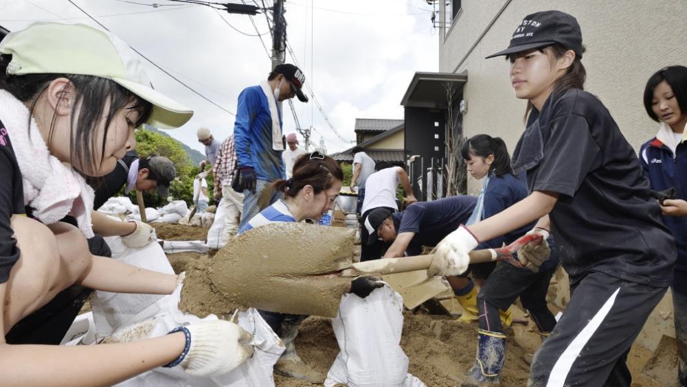 広島土砂災害、死者４９人に…夜を徹し捜索続く 2014年08月23日 23時25分