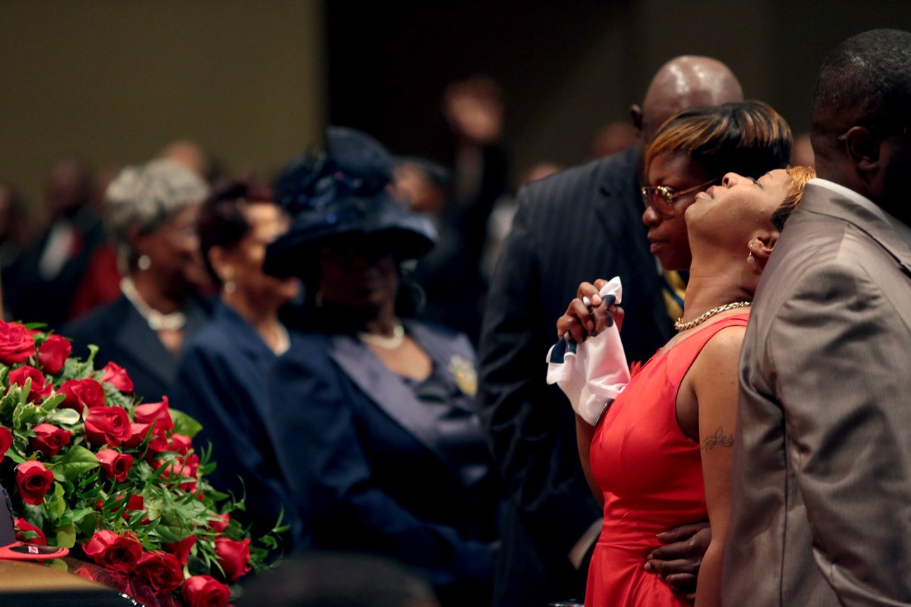 黒人青年の葬儀に数千人＝デモなくしめやかに－米ミズーリ州