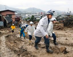 広島土砂災害で２遺体発見、死者６０人に