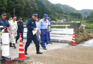 高山の川上川 仮設橋が完成 大雨被害復旧急ぐ 2014年08月28日