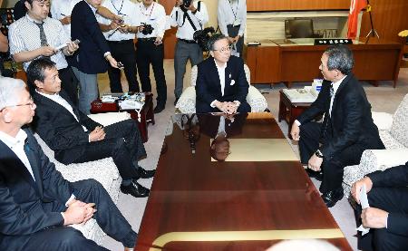 再生の針路:'14知事選 佐藤知事、来週にも進退表明 出馬要請の4者に言及 /福島