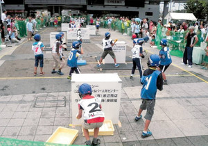 茨城・守谷で１６チームが真夏の雪合戦 「突っ込め」市民ら応援