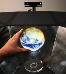 立体映像:空中に浮かぶ３Ｄの地球