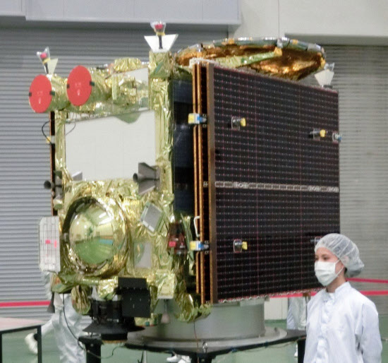 JAXA、小惑星探査機「はやぶさ2」の機体を報道陣に公開