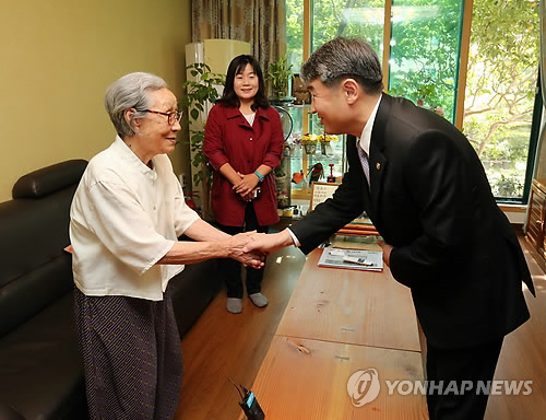 外交次官に会った慰安婦被害女性「大統領がお話してください」
