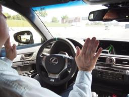 トヨタ:米高速道路で自動走行 デトロイトで試作車公開