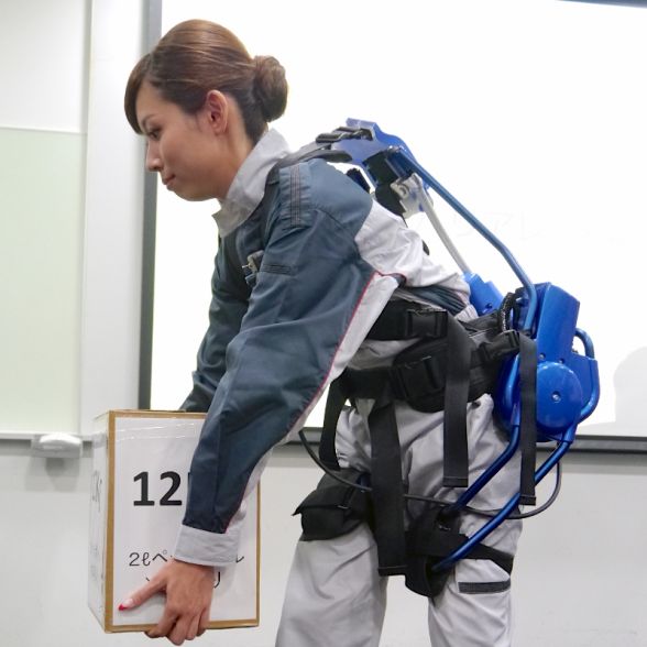 装着型ロボ「アシストスーツAWN-02」が15年度に量産