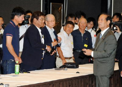 諫早湾干拓事業:漁業者「諫干開門を」 初来県の農相に訴え ／佐賀