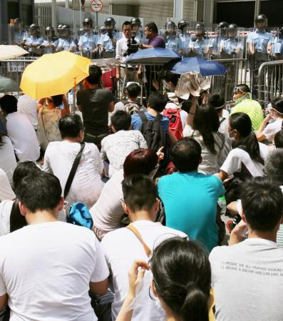 香港:抗議デモ、高校生ら１３人逮捕