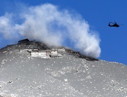 御嶽山、自衛隊ヘリが７人救助…重軽傷３０人