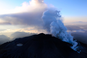 御嶽山、今後も噴火の恐れ 火砕流発生、噴煙７千ｍと予知連