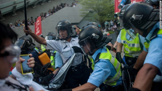香港中心部でデモ続く 負傷者４１人、逮捕者７８人に