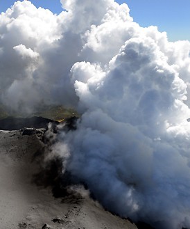 御嶽山噴火:火山性微動、捜索の壁 振幅再び大きく