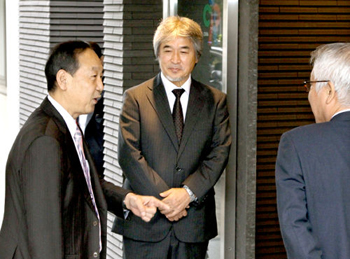 研究加速化などで意見交わす 科技相が京大ｉＰＳ研視察