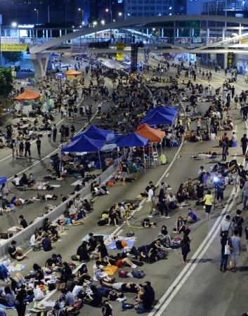 香港、政府機能ほぼ回復…中心部の占拠は継続 2014年10月06日 19時43分