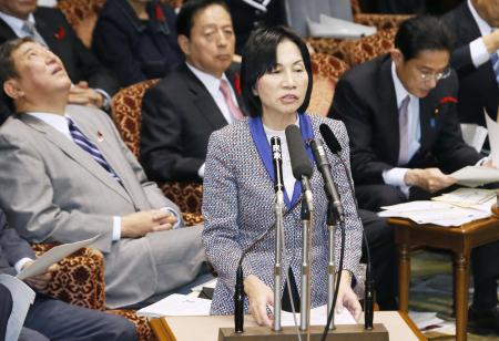 松島法相追及の蓮舫氏も４年前に「うちわ」配布 骨組みなし、承認済みを強調