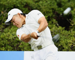 ゴルフ:昨年覇者の藤本佳則と韓国のホ首位スタート