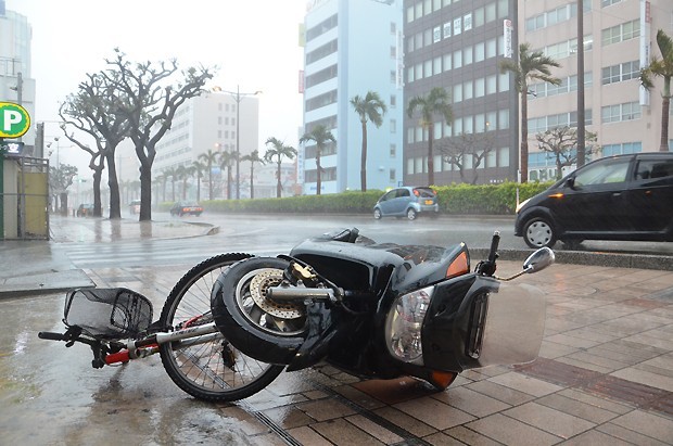 台風１９号:沖縄暴風域 南城市で４９．７メートル