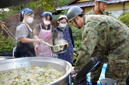 御嶽山噴火:自衛隊員らに炊き出し６００食 長野・王滝村の主婦ら