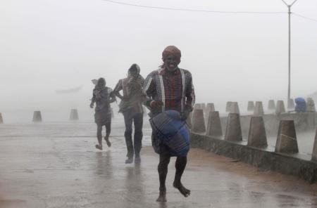 インドに大型サイクロン上陸 約４０万人避難