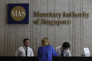 シンガポール中銀が金融政策維持、14年コアＣＰＩ見通しを下方修正