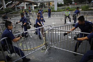 香港警察、学生ら設置のバリケード一部を撤去 2014年10月14日 12時33分