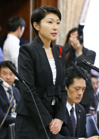 クローズアップ２０１４:「看板」小渕氏、辞任不可避 政権に大きな打撃